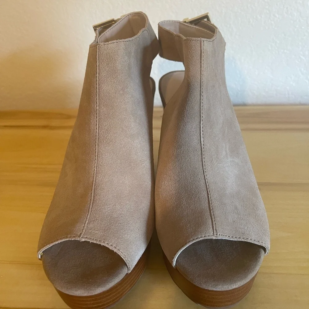 Kenneth Cole Women’s 10M Octavia Ankle Wedge Beige Suede Leather Peep Toe - Picture 2 of 9